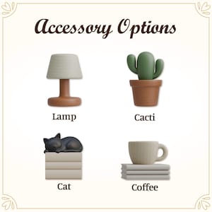 Puede incluir: Imagen que muestra opciones de accesorios. Presenta una peque&ntilde;a l&aacute;mpara con una pantalla beige, un cactus verde en una maceta marr&oacute;n, una figura de gato negro sobre libros y una taza de caf&eacute; sobre libros. El texto "Accessory Options" est&aacute; en la parte superior.