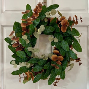 Green and copper eucalyptus wreath, featuring philodendron leaves. Perfect to create a cozy and welcoming home entrance during Fall Season.