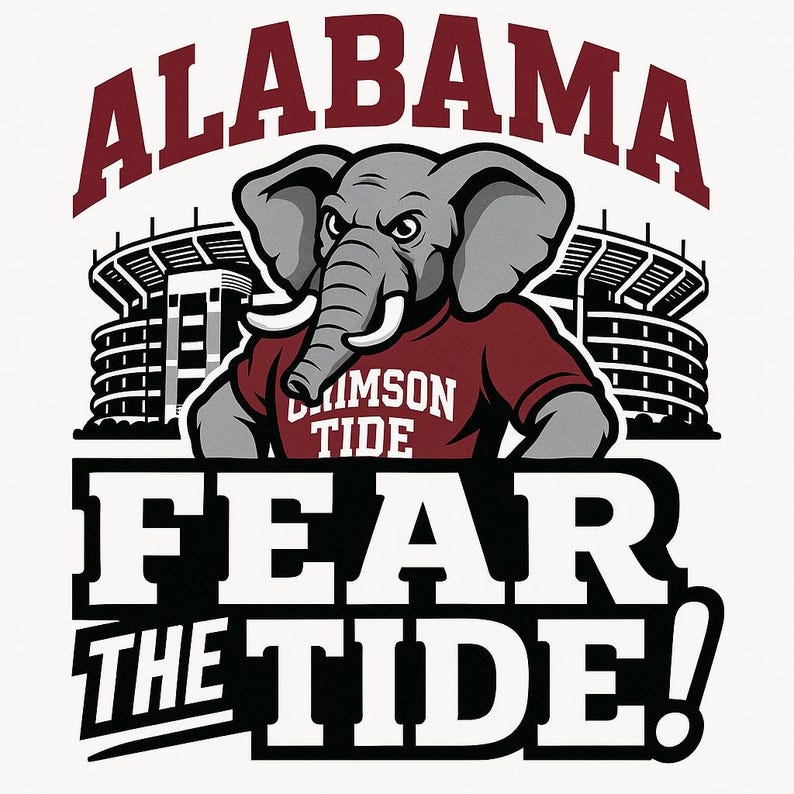 K&ouml;nnte beinhalten: Grafikdesign mit einem Elefanten, der ein weinrotes Hemd mit dem Text "Crimson Tide" tr&auml;gt. Das Wort "ALABAMA" w&ouml;lbt sich &uuml;ber dem Elefanten, darunter steht "FEAR THE TIDE!". Im Hintergrund sind Stadien zu sehen. Das Design ist in Weinrot, Grau, Schwarz und Wei&szlig; gehalten.