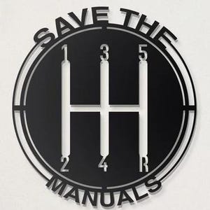 Peut inclure: Décoration murale en métal noir représentant un schéma de changement de vitesse avec le texte "SAVE THE MANUALS". Le design comprend les chiffres 1, 2, 3, 4, 5 et R, représentant les vitesses. Une pièce décorative pour les passionnés de voitures.