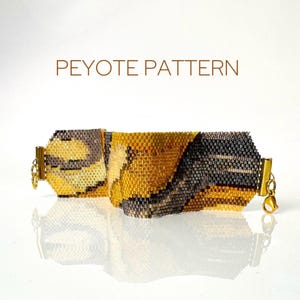 Puede incluir: Una pulsera de cuentas con un patrón geométrico en tonos amarillos, marrones y negros. La pulsera se asegura con cierres y cadena dorados. El texto "PEYOTE PATTERN" se muestra encima de la pulsera.