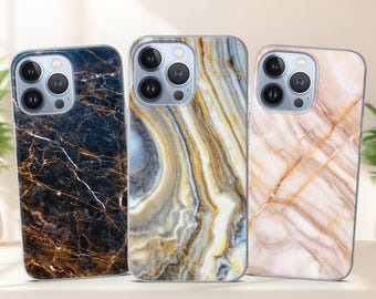 Op de afbeelding: Drie iPhone-hoesjes met verschillende marmerpatronen. Het eerste hoesje heeft een zwart en gouden marmerpatroon. Het tweede hoesje heeft een grijs, bruin en gouden marmerpatroon. Het derde hoesje heeft een lichtbruin en wit marmerpatroon.