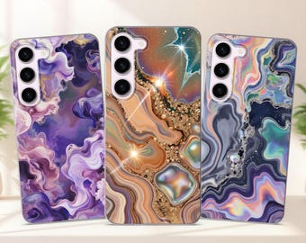 Può includere: Tre custodie per telefoni con disegni astratti. Le custodie presentano motivi a vortice nelle tonalità del viola, dell'arancione, dell'oro e del blu. Ogni custodia ha un array di fotocamere in alto a sinistra.