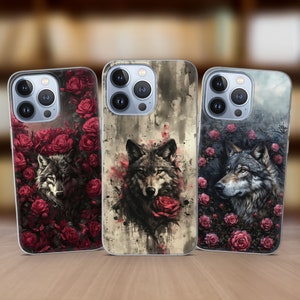 Può includere: Tre custodie per telefono con disegni di lupi. Una custodia presenta un lupo circondato da rose rosse, un'altra ha un lupo con una rosa rossa e la terza mostra un lupo tra rose rosa. Le custodie hanno un design chiaro e protettivo.