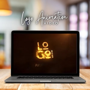 Puede incluir: Un ordenador portátil que muestra una vista previa de vídeo de una animación de logotipo. El logotipo es la palabra "Logo" en color dorado con un efecto brillante. El texto "Put it here" se muestra debajo del logotipo.
