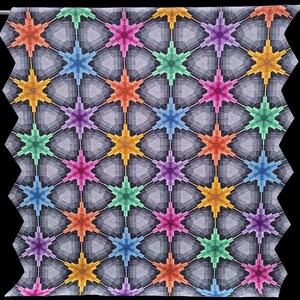 Puede incluir: Una colcha con un patrón geométrico de estrellas de colores sobre un fondo gris. Las estrellas están formadas por triángulos de diferentes colores y están dispuestas en un patrón repetitivo.