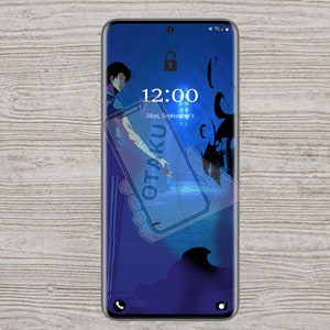 Puede incluir: Una pantalla de teléfono azul y negro con un icono de bloqueo y la hora 12:00. El fondo es azul oscuro con una silueta de una persona y la palabra "OTAKU" en blanco.