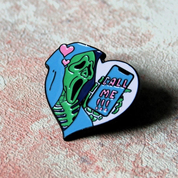 High quality The Scream romantic on phone, heart shape pin. Call me! Halloween Brooch, badge. Pastel colors. Classic retro 80s horror movie.