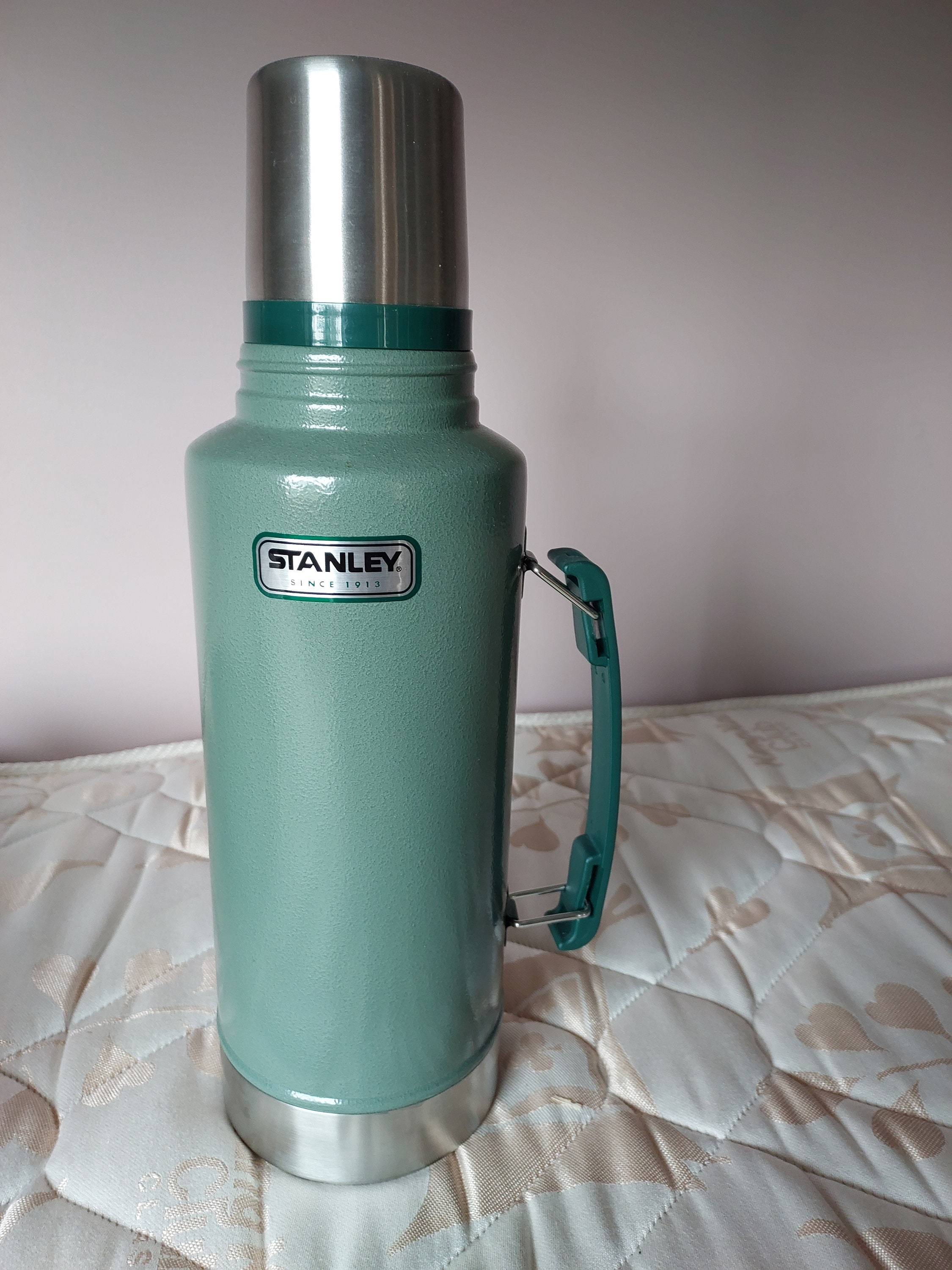 Slim Silhouette Flasks : H2 Water Bottle Packaging