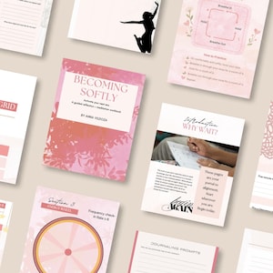 Op de afbeelding: Een verzameling roze en witte journaalpagina's en een werkboek getiteld "Becoming Softly" door Anna Vedoza. De pagina's bevatten prompts, rasters en diagrammen voor reflectie en zelfverbetering. Het overkoepelende thema is mindfulness en persoonlijke groei.