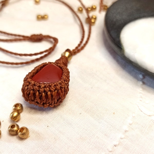 Roter Jaspis Edelstein Makramee Kette ~ Messing Perlen ~ handmade Necklace ~ Hippie Bohemian Goa Festival Jewelry ~ Größenverstellbar