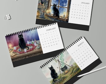 Könnte beinhalten: Ein Spiral-Schreibtischkalender mit Illustrationen einer schwarzen Katze in verschiedenen mystischen Umgebungen. Jede Monatsseite zeigt eine andere Szene, darunter eine Katze am Fenster, umgeben von Kerzen und in der Nähe eines Kessels. Die Monate Januar, Februar und März sind abgebildet.