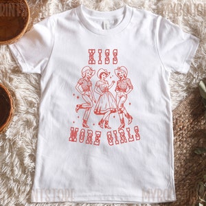 Kiss More Girls Baby T Shirt, Western Ästhetik WIW Sapphic Lesben Bi Gay Pride Crop Top, 90er Jahre 90er Jahre Y2k Baby T shirt, Cowgirl Baby T-shirt Bild 2