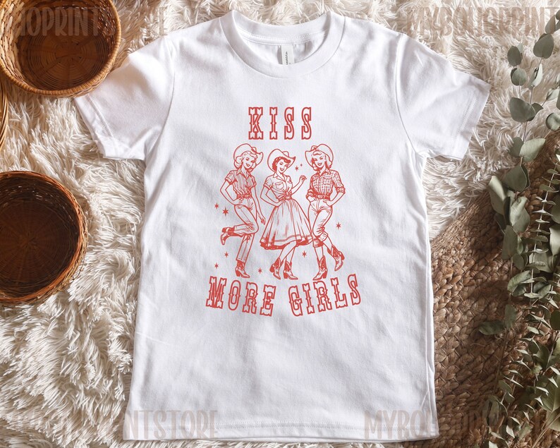 Kiss More Girls Baby T Shirt, Western Ästhetik WIW Sapphic Lesben Bi Gay Pride Crop Top, 90er Jahre 90er Jahre Y2k Baby T shirt, Cowgirl Baby T-shirt Bild 2