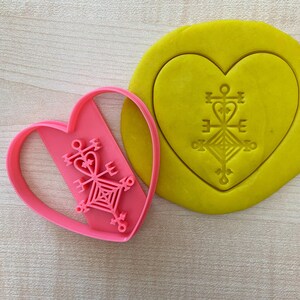 Tagliapasta a forma di ciondolo d'amore, timbro per pasta fondente con rune magiche islandesi, bomboniera a tema magico mitologico