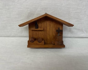 Miniaturowy drewniany dom rzemieślniczy, reprezentuje piwnicę z winami