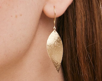 14k Solid Gold getextureerde oorbellen voor vrouwen - 14k echt goud - sierlijke haak oorbellen - Dangle Drop Oorbellen - gehamerde oorbellen - cadeau voor haar