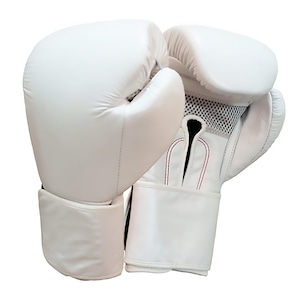 Puede incluir: Un par de guantes de boxeo blancos con costuras rojas y un panel de malla en la parte posterior de un guante.