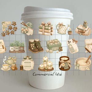 Op de afbeelding: Een witte wegwerp koffiebeker met een rasterpatroon over diverse illustraties in saliegroen, cr&egrave;me en bruine tinten, waaronder puzzelstukjes, garen, boeken, een gieter, laarzen, een cadeau, een telefoon, een theepot en kaarsen. De tekst luidt Commercial Use.