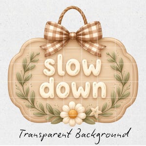 Op de afbeelding: Een beige houten bord met een geschulpte rand en een ruitpatroon, voorzien van de tekst "slow down" in witte, ronde letters. Het bord is versierd met groene bladranken, een wit madeliefje en een bruin-witte gingham strik aan de bovenkant.