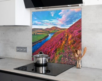 Panel de cocina de vidrio con flores de montaña vibrantes: vidrio endurecido inspirado en la naturaleza, que captura la libertad y la belleza de las montañas junto al lago