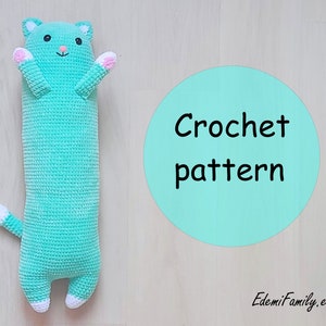 Może przedstawiać: Wzór na szydełku na poduszkę w kształcie kota w kolorze turkusowym z białymi i różowymi akcentami. Wzór jest dostępny na EdemiFamily.etsy.com.