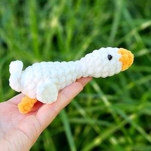 Mini umarmte Gans Schlüsselbund. Kleiner Vogel. Weiche, weiße Amigurumi-Puppe. Entchen Spielzeug Schlüsselanhänger. Stofftier süsses Kawaii Tier für Rucksack