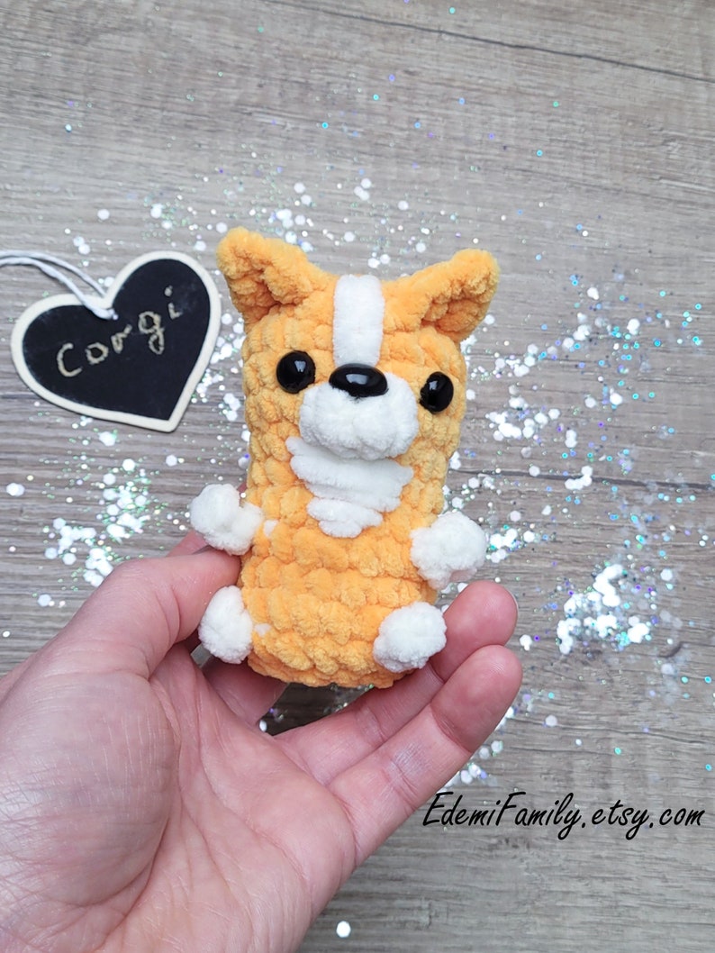 Handmade corgi keychain crafted using the Quick Corgi Crochet Pattern – a cute and easy DIY accessory.