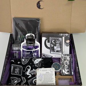 Coffret mystère sorcière | Mug, carnet, bougie magique, surprises | Coffret cadeau d'Halloween pour les amoureux des livres