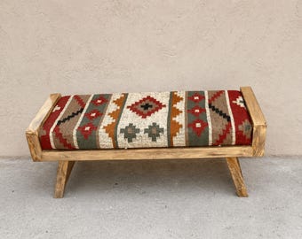 Banco otomano Kilim tejido a mano, banco rústico de madera, asiento tapizado estilo boho, reposapiés con estampado tribal, banco de entrada, muebles decorativos hechos a mano