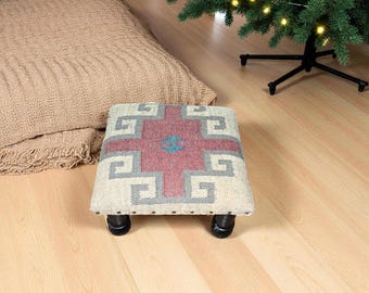 Reposapiés Kilim hecho a mano, estilo rústico bohemio, con patas de madera, estilo vintage, pequeño taburete para decoración de sala de estar, taburete rústico Kilim tapizado.