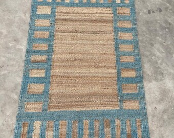 Hennepjute tapijt met blauwe rand, modern boho hennepjute tapijt – Milieuvriendelijk handgemaakt interieurtapijt, duurzaam hennepjute tapijt, op maat gemaakt tapijt