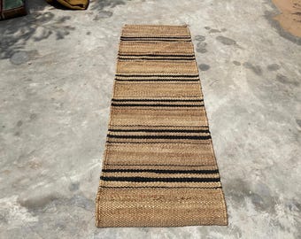 Natuurlijke zwarte gestreepte jute loper voor de hal, handgemaakte hennep loper, milieuvriendelijk tapijt, rustiek jute vloerkleed, traditioneel Indiaas jute vloerkleed