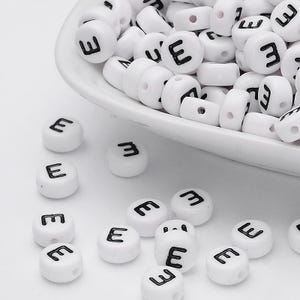 100pcs Letter E Beads – A-Z Acrylic Beads for Jewellery Making – 7mm Round Letter Beads