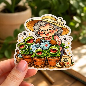 Puede incluir: Una colorida pegatina con una caricatura de una anciana sonriente regando plantas carnívoras en macetas. Lleva un sombrero de paja y gafas. También se representa una bolsa de comida para plantas y un caracol.