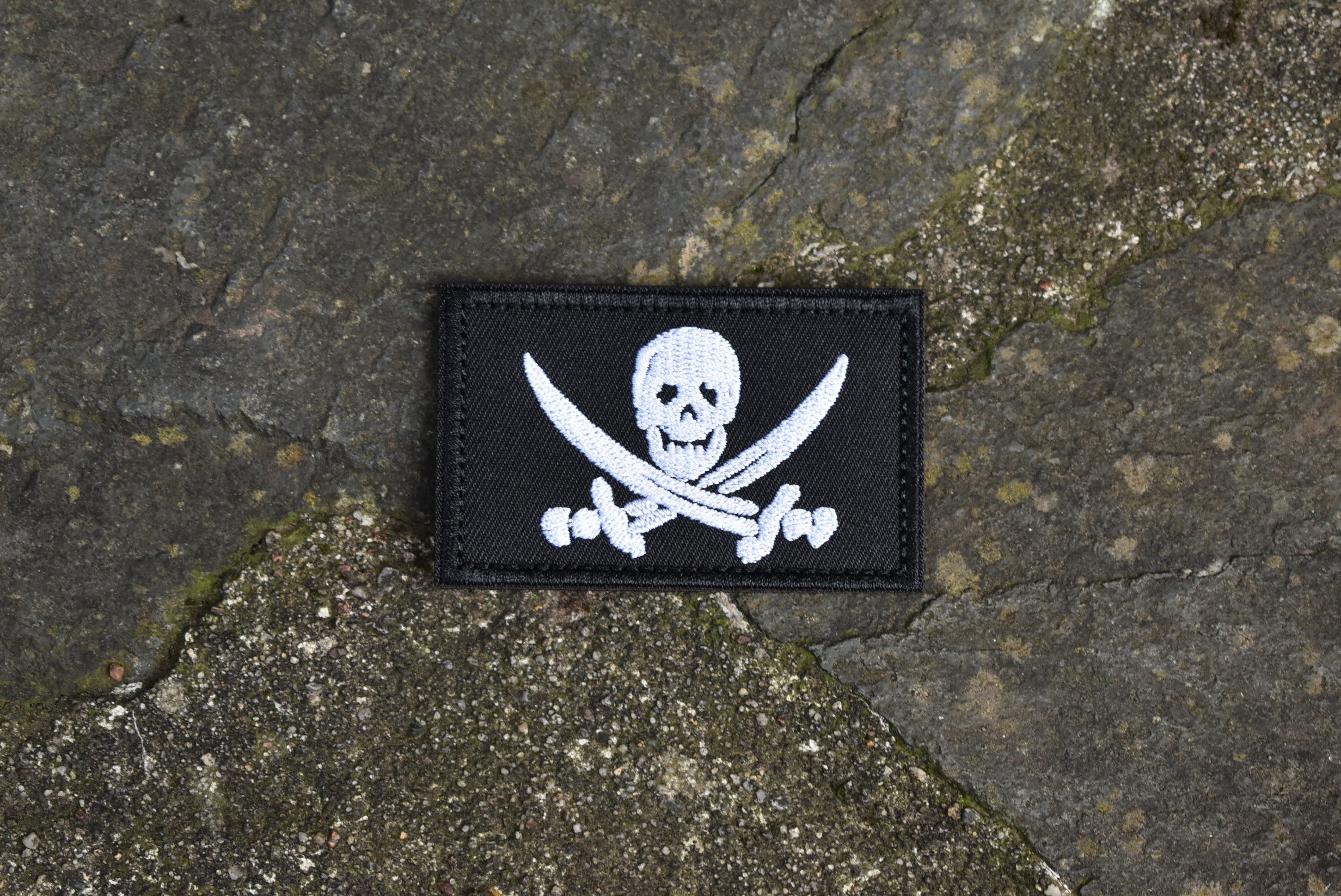 Piraten-Flagge mit Totenkopf schwarz-weiß 75cm