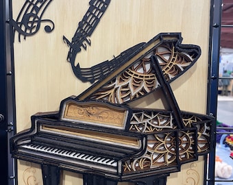 Può includere: Un'opera d'arte murale in legno nero e marrone che rappresenta un pianoforte a coda con dettagli intricati e note musicali che vorticano sopra.