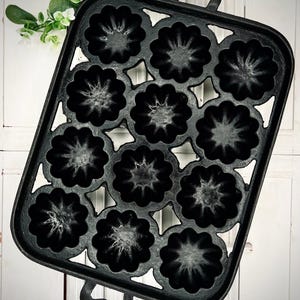 Vintage Cast Iron 12 Muffin Turk’s Head Pan