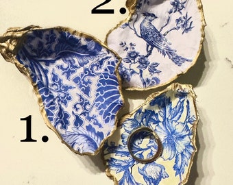Trinketschaal met oesterschelpen – decoupage met blauwe bloemen en gouden rand