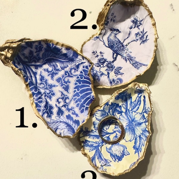 Plat d’anneau de bibelot de coquille d’huître - Floral bleu et blanc- Cadeau sur le thème Gold Edge-Beach -Découpage-Lowcountry Charleston, Caroline du Sud Coastal