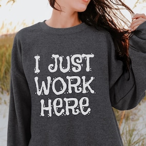 Sudadera "Solo trabajo aquí", cuello redondo de trabajo ofensivo, sudadera atrevida, sudadera divertida de oficina, camiseta con meme divertido de trabajo, regalo para compañeros de trabajo