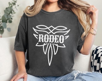 Camiseta de vaquera de rodeo, camisetas vaqueras con estampado western de Comfort Colors, camiseta de rodeo vintage, camiseta vaquera, camiseta western con costuras de bota, camisetas extragrandes