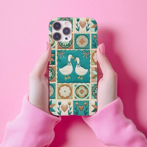Thrifted Patchwork Goose Phone Case, Goose Lover Gift, Grandmacore Goose Mobile Phone Cover for Iphone 17 16 Pro Plus , Galaxy S26 S25 S24