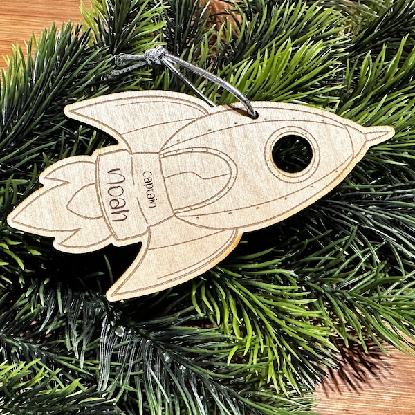 Weihnachtsbaumschmuck Raumschiff/Rakete aus Holz mit personalisierbarer Wunschgravur