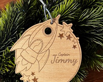Décoration de sapin de Noël vaisseau spatial/fusée et étoiles en bois avec gravure personnalisable