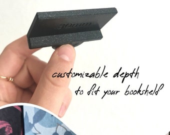 Book Aligner Tool für Bücherregal - hol das Beste aus deinem Bücherregal heraus - angenehm und ästhetisch - booktok Buchaufsteller - Bücherregalbegleiter - stl