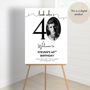 Puede incluir: Un cartel imprimible en blanco y negro con el texto "look who's 40" y una foto de una persona. El cartel tambi&eacute;n incluye el texto "Bienvenido al 40&ordm; cumplea&ntilde;os de Steven, s&aacute;bado 30 de junio de 202X, Los &Aacute;ngeles, CA".