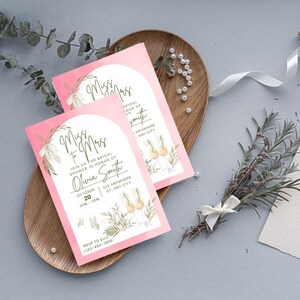 Pu&ograve; includere: Invito a un addio al nubilato rosa con un design floreale e il testo "Miss to Mrs." e "Unisciti a noi per un addio al nubilato in onore di Olivia Smith" con la data e l'ora dell'evento.