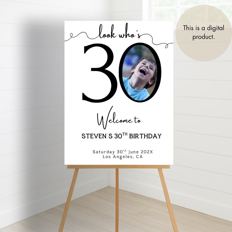 Peut inclure: Un panneau blanc sur un chevalet en bois avec le texte "look who's 30" et "Welcome to STEVEN S 30TH BIRTHDAY". Le chiffre 30 est en gros caract&egrave;res noirs, avec une photo d'une personne &agrave; l'int&eacute;rieur du z&eacute;ro. Le panneau indique "Saturday 30th June 202X Los Angeles, CA".
