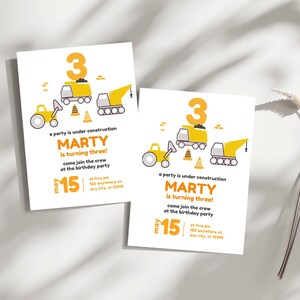 Peut inclure: Une invitation de f&ecirc;te d'anniversaire sur le th&egrave;me de la construction jaune et blanche pour un gar&ccedil;on qui f&ecirc;te ses trois ans. L'invitation pr&eacute;sente un grand chiffre trois, trois v&eacute;hicules de chantier et le texte "a party is under construction Marty is turning three! come join the crew at the birthday party May 15 at five pm 123 anywhere st. any city, st 12345".